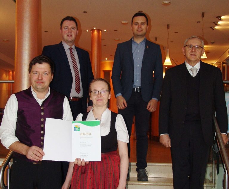 Urkunde „Umweltpakt Bayern“ an Landhotel Geyer verliehen