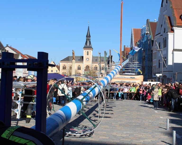 Pfaffenhofen lädt zum Maibaumaufstellen ein