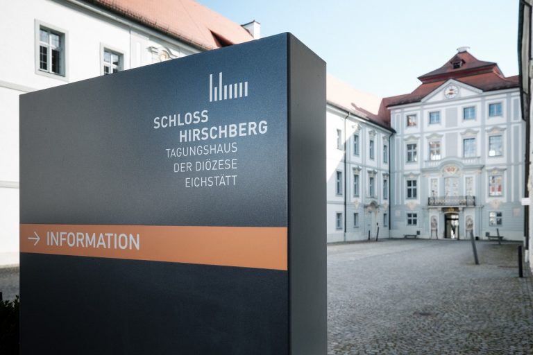 Gottesdienst und Führung im Schloss Hirschberg