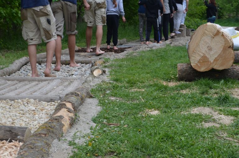 Barfußpfad am Donaustrand wieder „einsatzfähig“