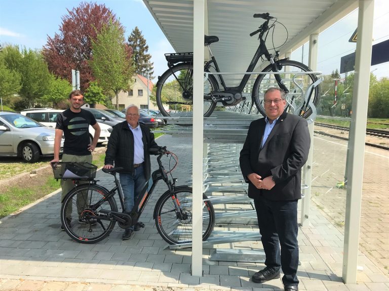 98 neue Fahrradabstellplätze am Bahnhof Neuburg