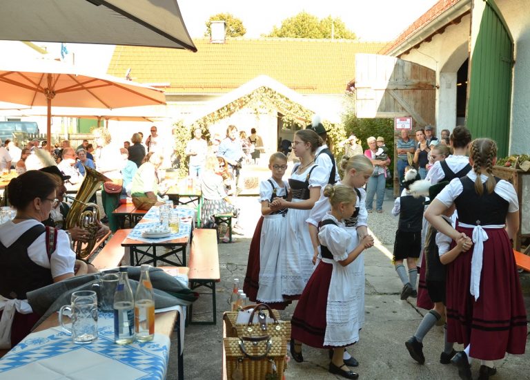 Volkstanznachmittag mit der Alt-Zucheringer Blasmusik