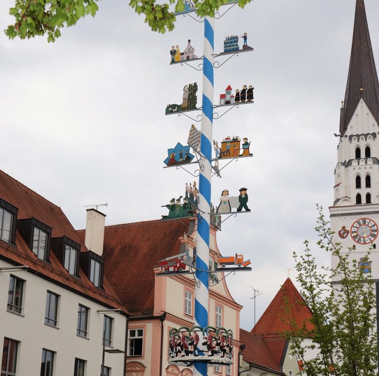 Pfaffenhofen hat wieder einen neuen Maibaum