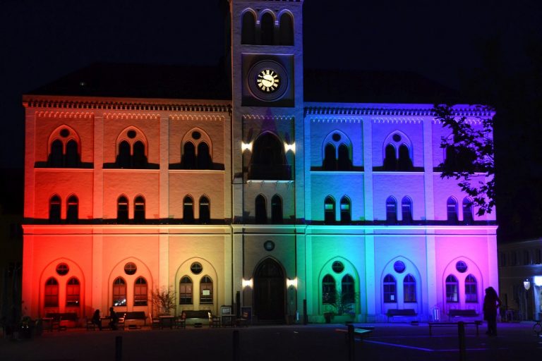 Pfaffenhofener Rathaus leuchtet in Regenbogenfarben