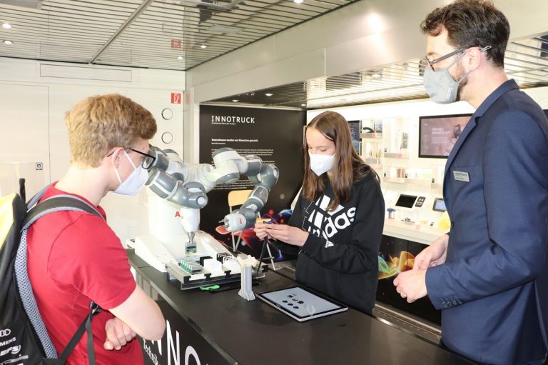 Innotruck auf der Campus-Wiese der THI zieht die Besucher an
