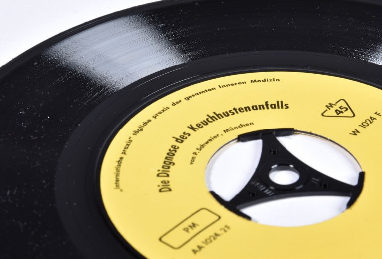 Hybride Mittagsvisite: Schallplatte „Keuchhusten“