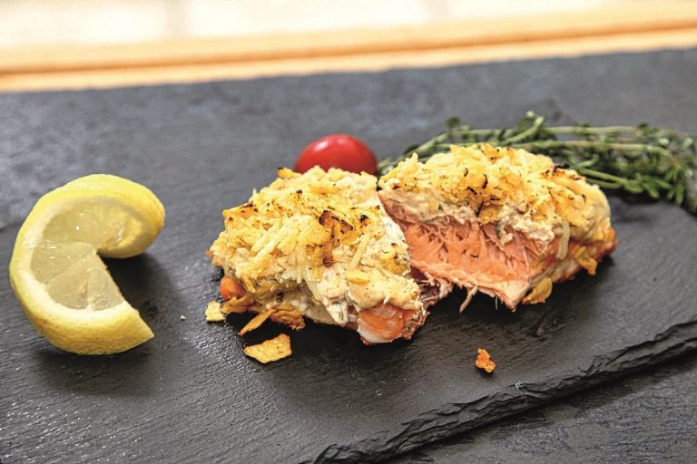 Rezept: Lachs mit Parmesan-Cornflakes Kruste