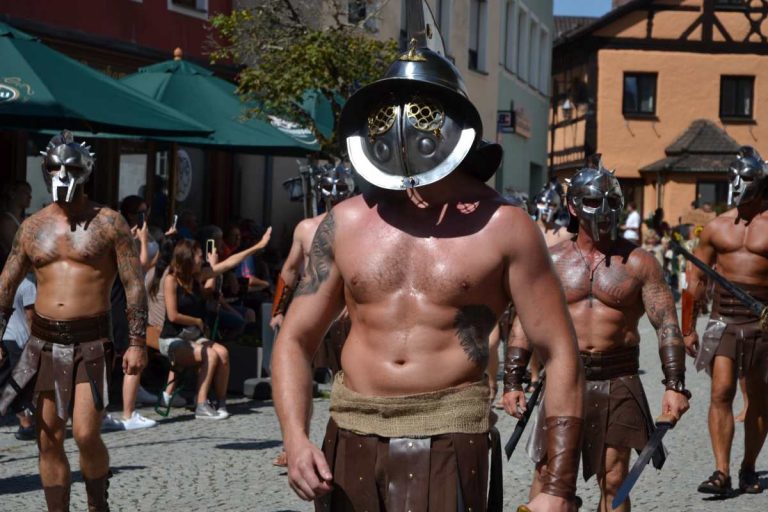 Gladiatoren und Co. beim Limesfest Umzug