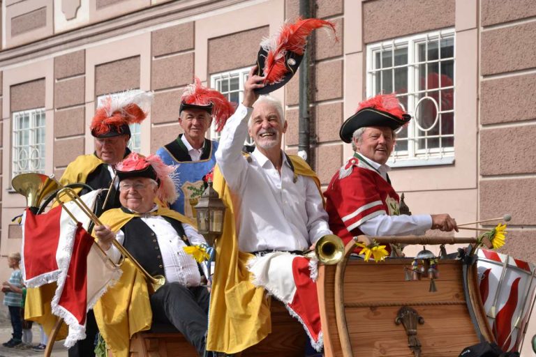 Mit Fanfarern und Trompeten: Volksfestumzug in Eichstätt