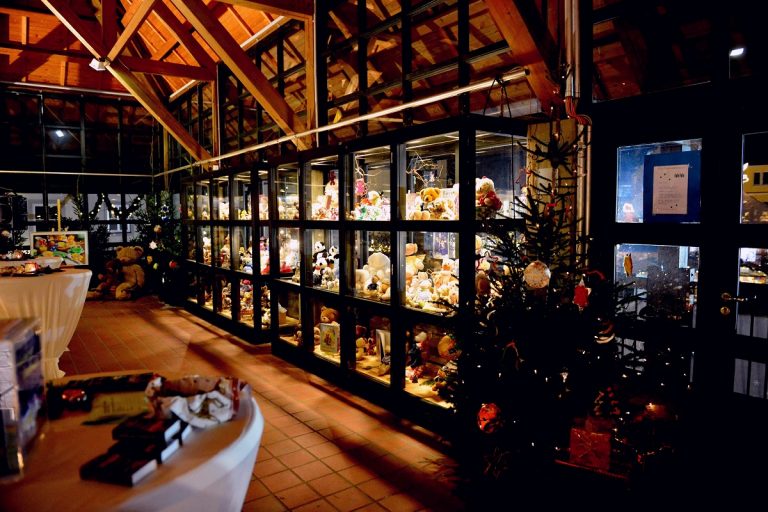 Schneemann-Ausstellung und Krippenweg in Neuburg