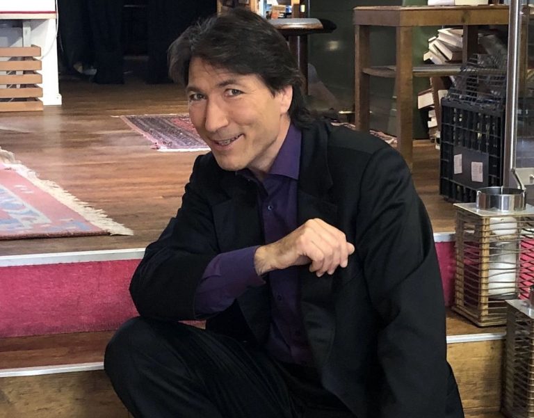 Sven Catello verblüfft in Vronis Ratschhaus