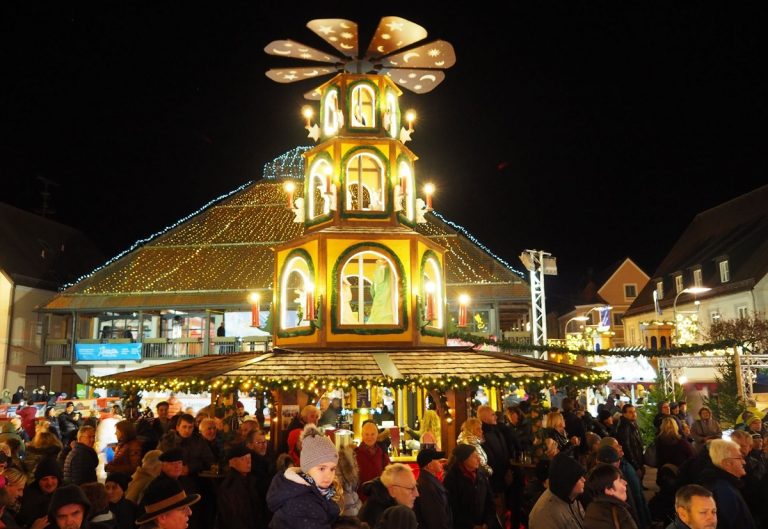 Feierliches Weihnachtsmarkt-Finale in Neuburg