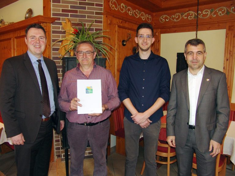 Urkunde „Umwelt- und Klimapakt Bayern“ für die Linde in Schambach