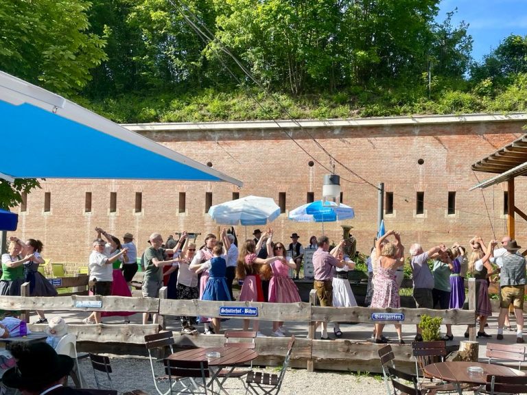 Volkstanzabend im Biergarten Schutterhof