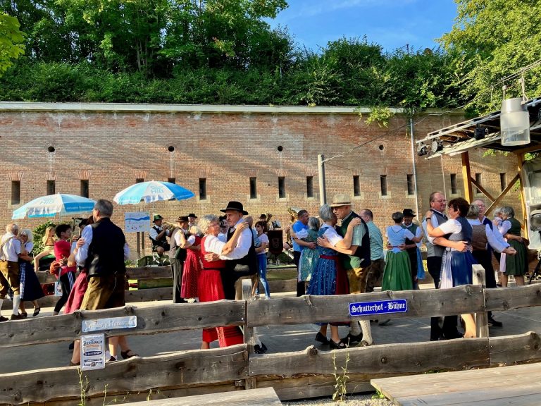 kultURIG Auftakt mit Volkstanz im Schutterhof