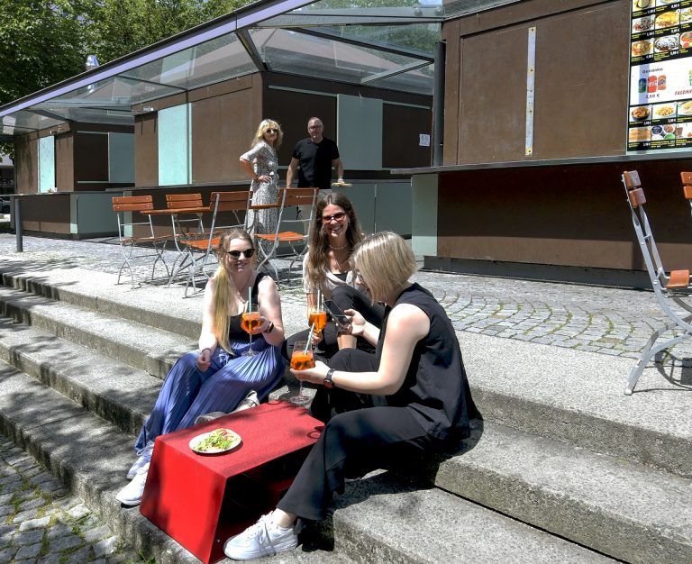 Rote “Treppentische” für den Viktualienmarkt