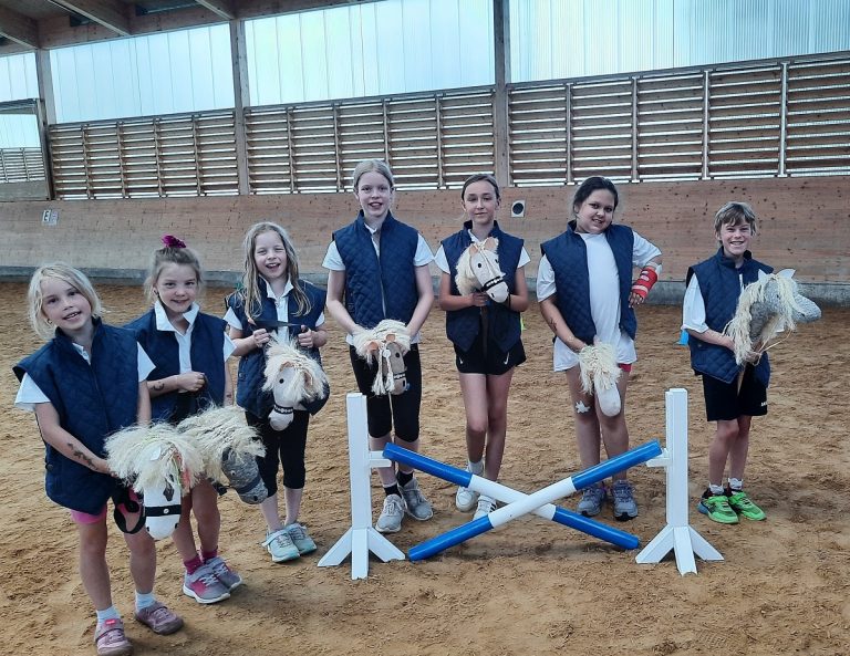 Sommerspaß mit Hobby Horsing auf Gut Aufeld