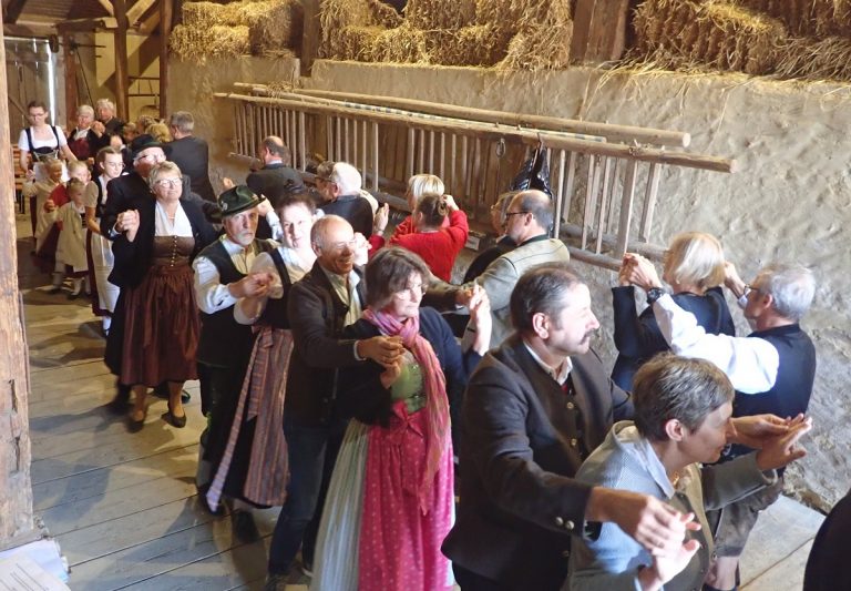 Tanz auf der Tenne im Jura-Bauernhof-Museum