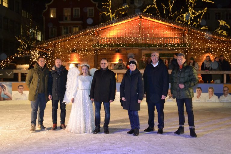 Eisarena am Ingolstädter Schloss eröffnet