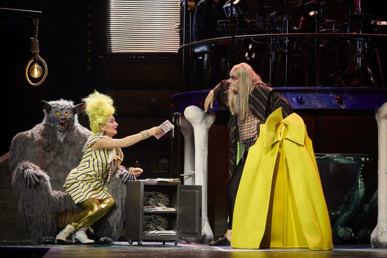 Der satanarchäolügenialkohöllische Wunschpunsch im Stadttheater