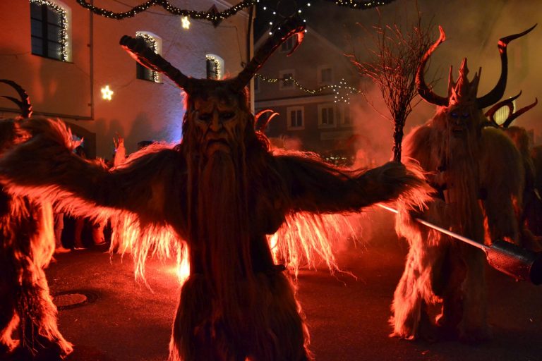 Spektakuläre Perchtenlauf-Premiere in Beilngries