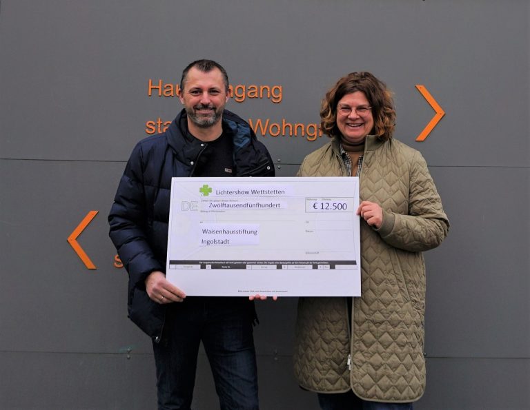 Weihnachts-Lichtershow spielt 12 500 Euro Spende ein