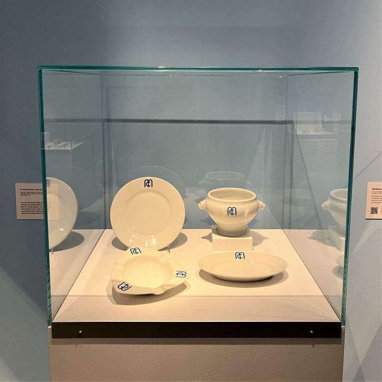 Mittagsvisite mit Porzellan-Service