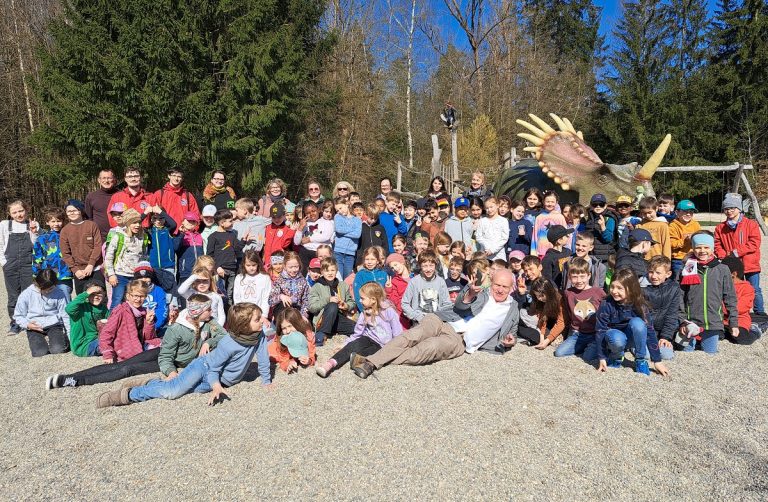 Stadtbus-Kinderstimmen im Dinosauriermuseum