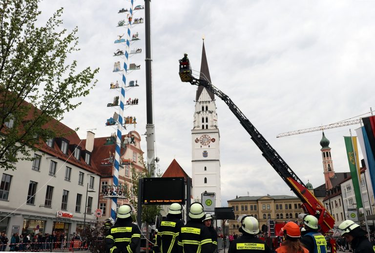 Pfaffenhofen lädt zum Maibaumaufstellen
