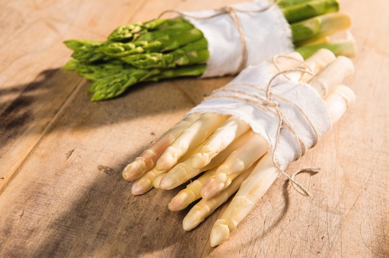 Spargelanstich auf dem Ingolstädter Wochenmarkt