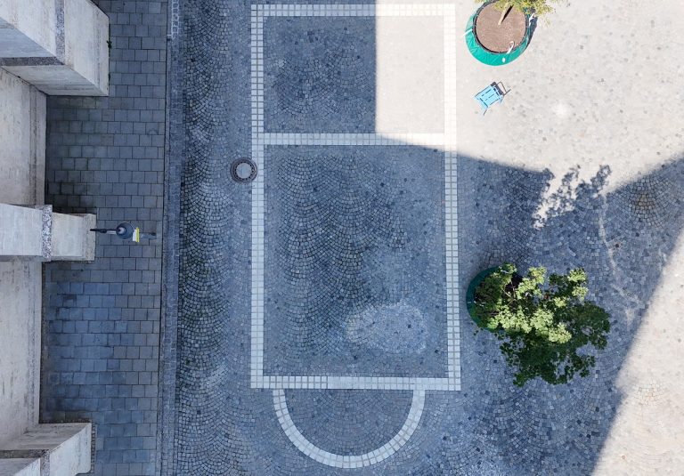 Domplatz Eichstätt: Umrisse der Nikolauskapelle sichtbar