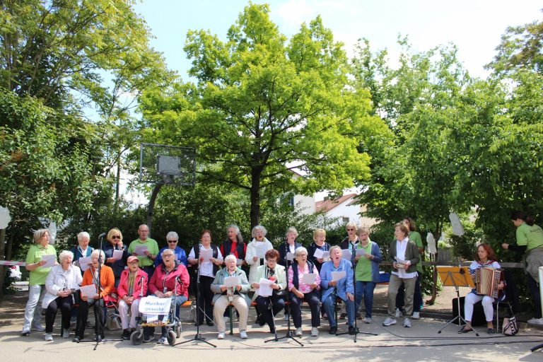 „Singioren“ suchen musikalische Begleitung