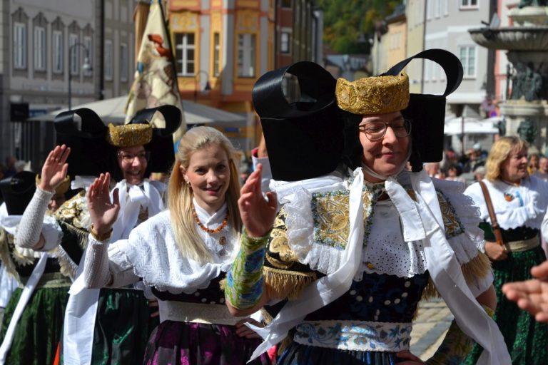 Eichstätt feiert die Pracht der Tracht