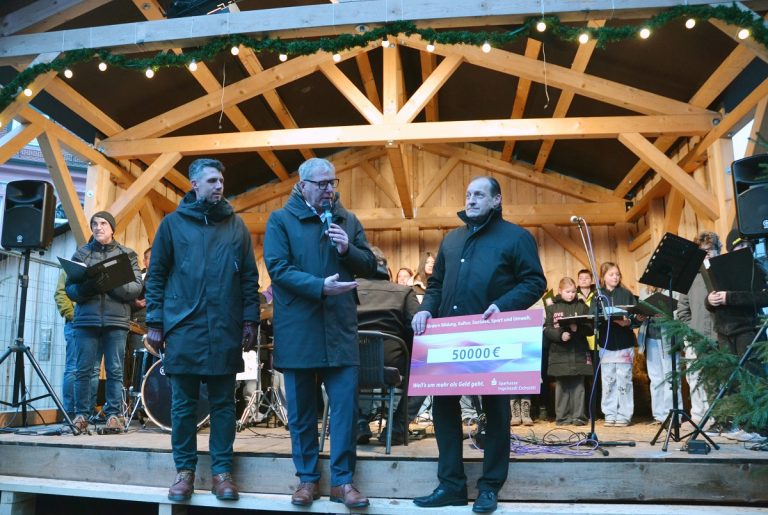 Geldsegen zum Adventsmarktauftakt