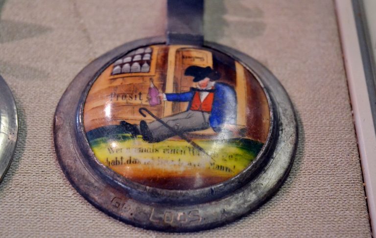 Eine Schau! Bierkrug-Deckel im Jura-Bauernhof-Museum