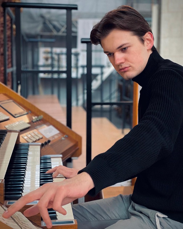 Antonio Eggert an der Klais-Orgel