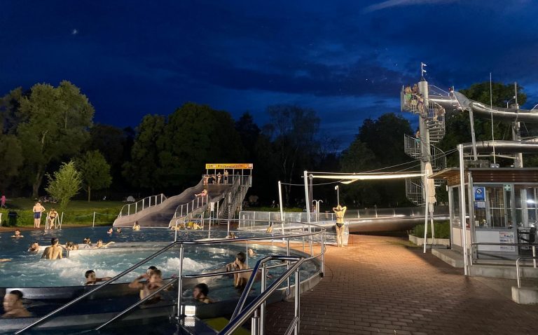 Nachtschwimmen im Freibad
