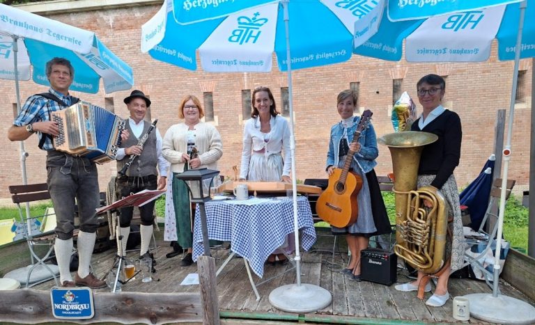 Volkstanz im Schutterhof