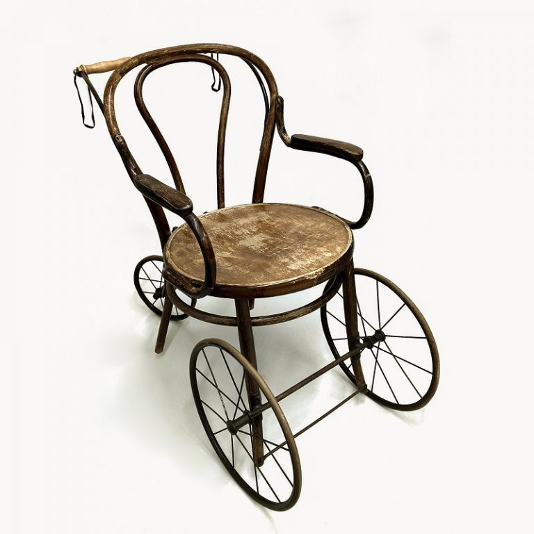 Mittagsvisite: THONET-Rollstuhl
