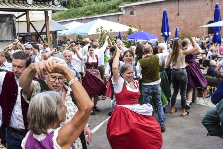 Volkstanz im Schutterhof